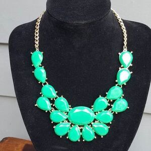 New!  Unmarked J Crew?  Green Statement Necklace.  17"  3" extender